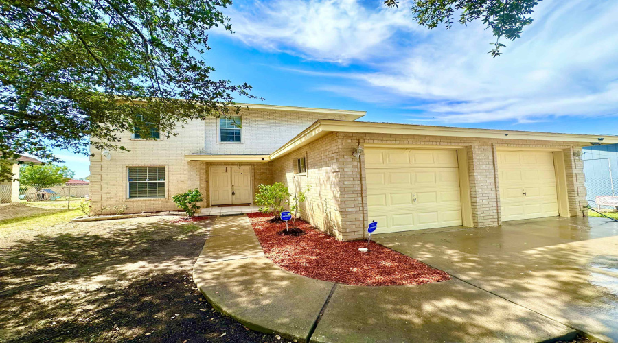 142 Salamanca Ave, LAREDO, Texas 78046-8406, 3 Bedrooms Bedrooms, 6 Rooms Rooms,2 BathroomsBathrooms,Residential,For Sale,142 Salamanca Ave,20263960