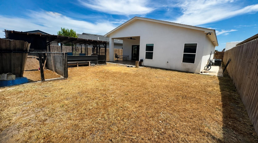 1432 Los Estribos Dr., Laredo, Texas 78045, 3 Bedrooms Bedrooms, 5 Rooms Rooms,2 BathroomsBathrooms,Residential,For Rent,1432 Los Estribos Dr.,20263964