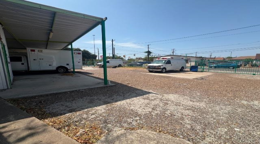 1819 San Eduardo Ave, laredo, Texas 78040, 1 Room Rooms,2 BathroomsBathrooms,Commercial retail/office,For Sale,1819 San Eduardo Ave,20263970