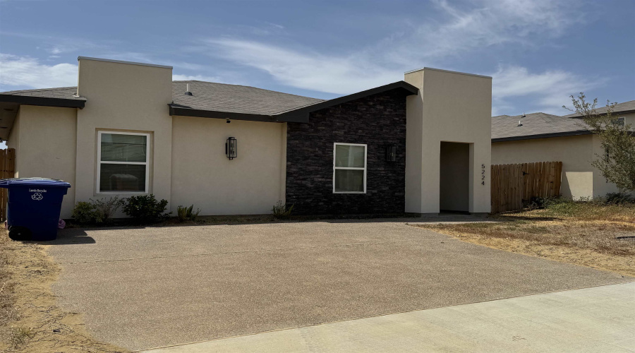 5224 Higuera Ln., LAREDO, Texas 78046, 3 Bedrooms Bedrooms, 4 Rooms Rooms,2 BathroomsBathrooms,Residential,For Sale,5224 Higuera Ln.,20263969