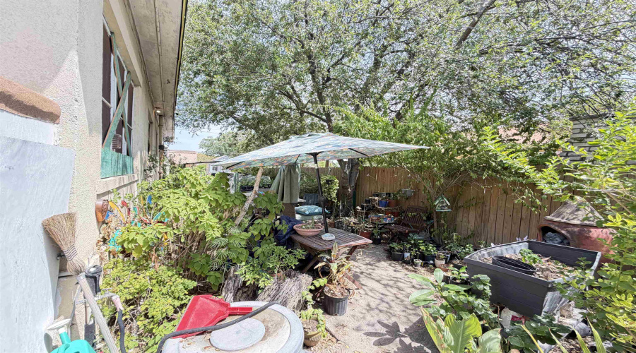 1520 Santa Maria Ave, Laredo, Texas 78040, 2 Bedrooms Bedrooms, 5 Rooms Rooms,1 BathroomBathrooms,Residential,For Sale,1520 Santa Maria Ave,20263971