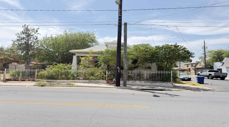 1520 Santa Maria Ave, Laredo, Texas 78040, 2 Bedrooms Bedrooms, 5 Rooms Rooms,1 BathroomBathrooms,Residential,For Sale,1520 Santa Maria Ave,20263971