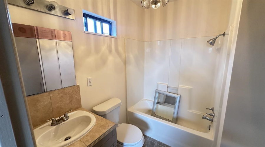 1515 Garcia St, Laredo, Texas 78040, 3 Bedrooms Bedrooms, 5 Rooms Rooms,2 BathroomsBathrooms,Residential,For Sale,1515 Garcia St,20263972