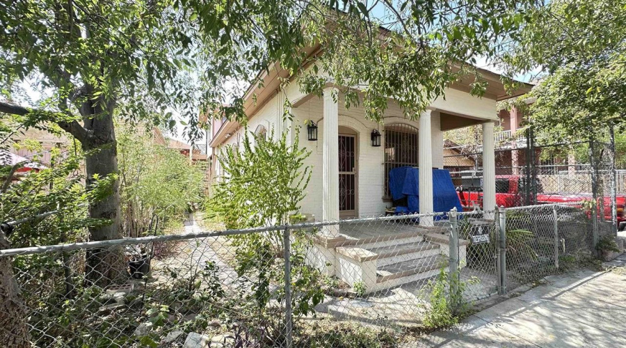 1515 Garcia St, Laredo, Texas 78040, 3 Bedrooms Bedrooms, 5 Rooms Rooms,2 BathroomsBathrooms,Residential,For Sale,1515 Garcia St,20263972
