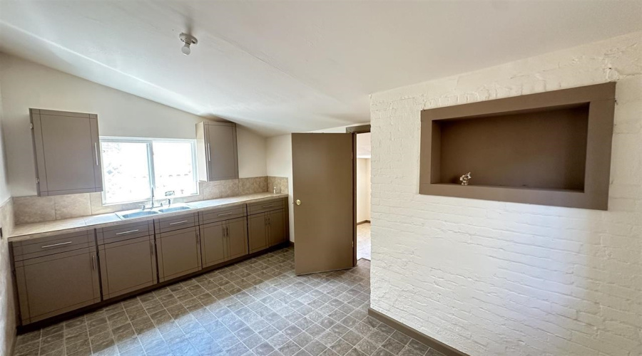 1515 Garcia St, Laredo, Texas 78040, 3 Bedrooms Bedrooms, 5 Rooms Rooms,2 BathroomsBathrooms,Residential,For Sale,1515 Garcia St,20263972