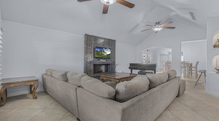1341 Kimberly Dr, Laredo, Texas 78045, 5 Bedrooms Bedrooms, 5 Rooms Rooms,4 BathroomsBathrooms,Residential,For Sale,1341 Kimberly Dr,20263985