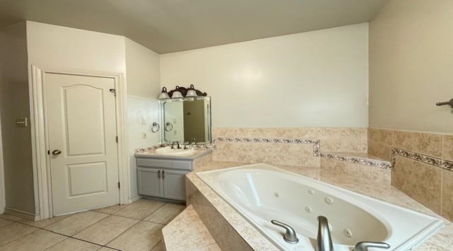 103 Yellowstone Lake Dr, Laredo, Texas 78041, 3 Bedrooms Bedrooms, 7 Rooms Rooms,2 BathroomsBathrooms,Residential,For Rent,103 Yellowstone Lake Dr,20263986