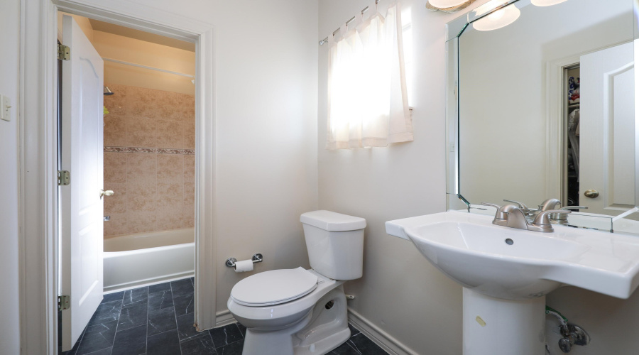 103 Yellowstone Lake Dr, Laredo, Texas 78041, 3 Bedrooms Bedrooms, 7 Rooms Rooms,2 BathroomsBathrooms,Residential,For Rent,103 Yellowstone Lake Dr,20263986