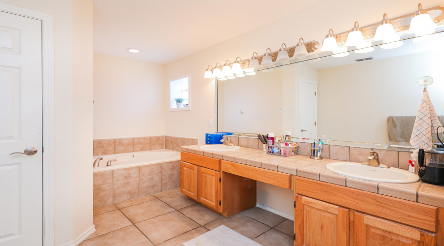 2808 Centenario Dr, LAREDO, Texas 78045-000, 5 Bedrooms Bedrooms, 8 Rooms Rooms,3 BathroomsBathrooms,Residential,For Sale,2808 Centenario Dr,20263987