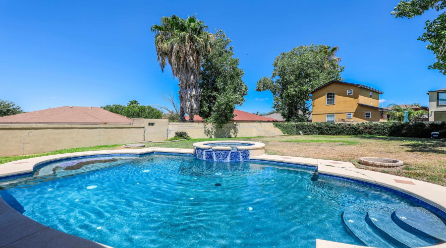 2808 Centenario Dr, LAREDO, Texas 78045-000, 5 Bedrooms Bedrooms, 8 Rooms Rooms,3 BathroomsBathrooms,Residential,For Sale,2808 Centenario Dr,20263987
