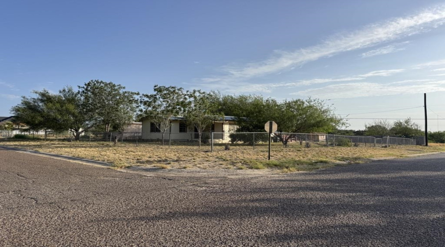 802 Fresno St., ZAPATA, Texas 78076, 2 Bedrooms Bedrooms, 4 Rooms Rooms,1 BathroomBathrooms,Residential,For Sale,802 Fresno St.,20263988