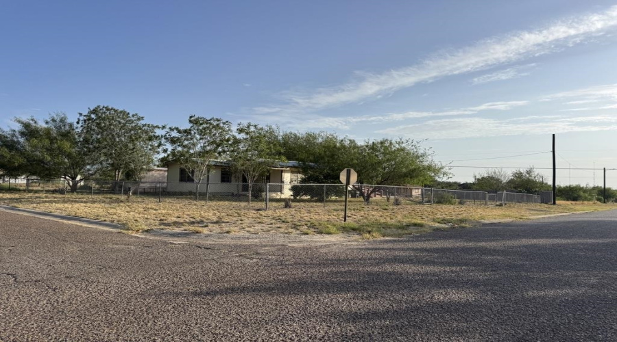 802 Fresno St., ZAPATA, Texas 78076, 2 Bedrooms Bedrooms, 4 Rooms Rooms,1 BathroomBathrooms,Residential,For Sale,802 Fresno St.,20263988