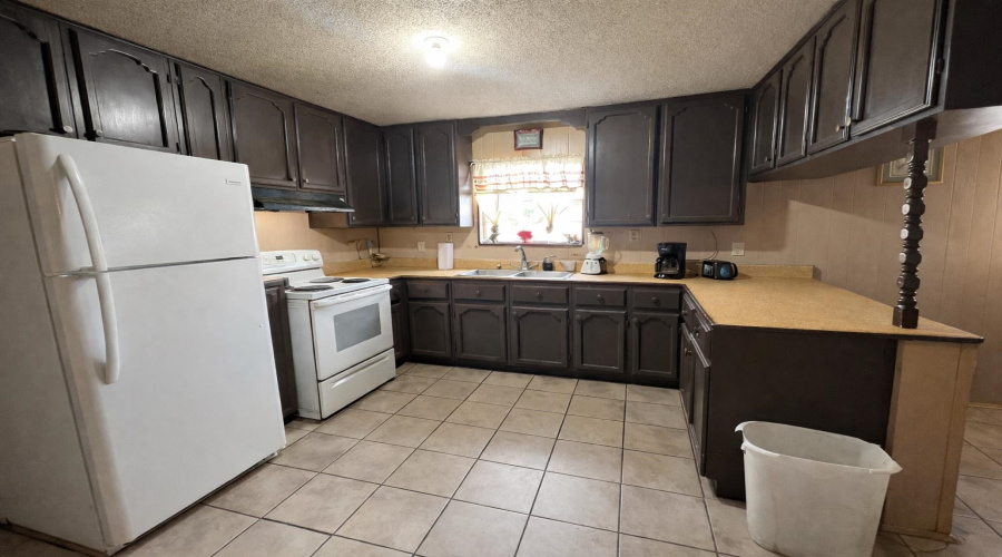1702 Elm St, Zapata, Texas 78076, 6 Bedrooms Bedrooms, 10 Rooms Rooms,4 BathroomsBathrooms,Residential,For Sale,1702 Elm St,20260951
