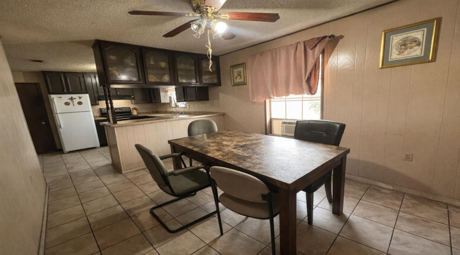 1702 Elm St, Zapata, Texas 78076, 6 Bedrooms Bedrooms, 10 Rooms Rooms,4 BathroomsBathrooms,Residential,For Sale,1702 Elm St,20260951
