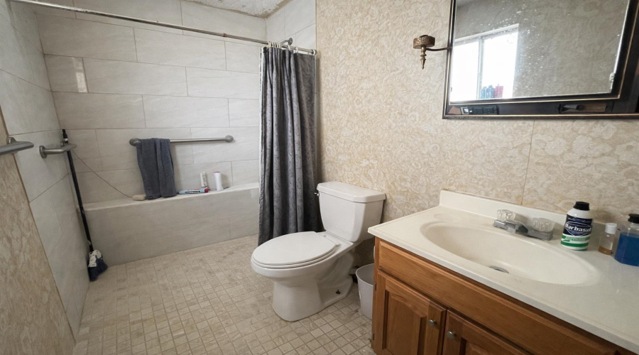 1702 Elm St, Zapata, Texas 78076, 6 Bedrooms Bedrooms, 10 Rooms Rooms,4 BathroomsBathrooms,Residential,For Sale,1702 Elm St,20260951