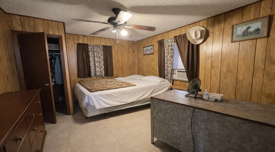 1702 Elm St, Zapata, Texas 78076, 6 Bedrooms Bedrooms, 10 Rooms Rooms,4 BathroomsBathrooms,Residential,For Sale,1702 Elm St,20260951