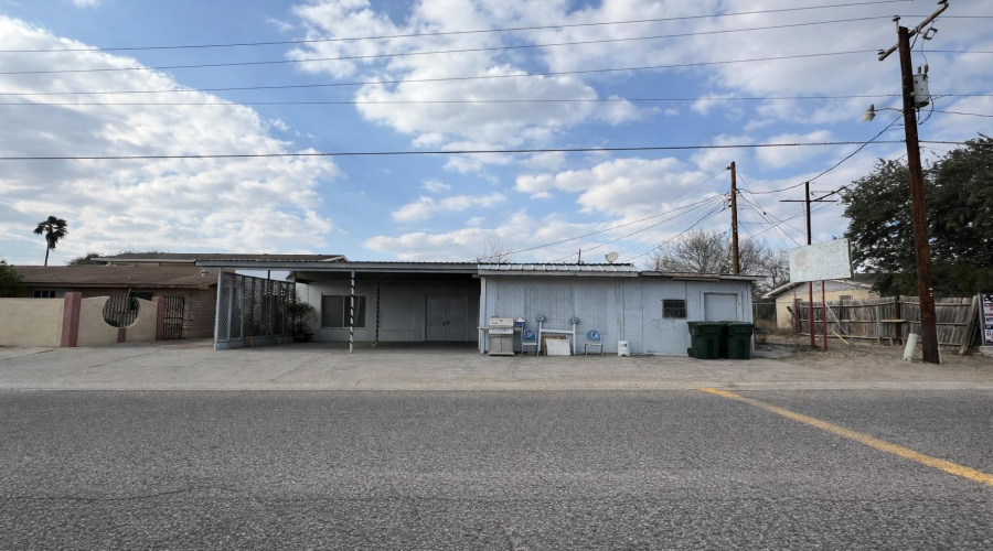 1702 Elm St, Zapata, Texas 78076, 6 Bedrooms Bedrooms, 10 Rooms Rooms,4 BathroomsBathrooms,Residential,For Sale,1702 Elm St,20260951
