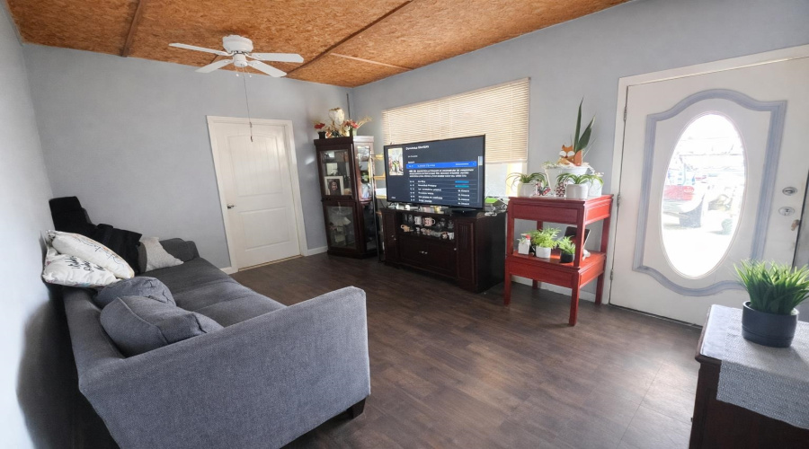 1702 Elm St, Zapata, Texas 78076, 6 Bedrooms Bedrooms, 10 Rooms Rooms,4 BathroomsBathrooms,Residential,For Sale,1702 Elm St,20260951