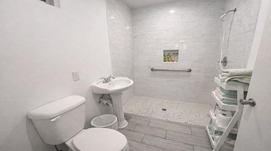1702 Elm St, Zapata, Texas 78076, 6 Bedrooms Bedrooms, 10 Rooms Rooms,4 BathroomsBathrooms,Residential,For Sale,1702 Elm St,20260951