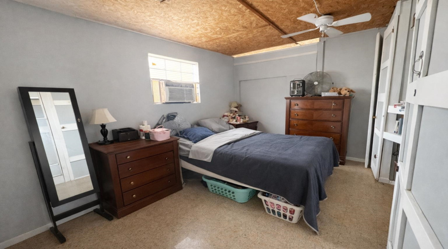 1702 Elm St, Zapata, Texas 78076, 6 Bedrooms Bedrooms, 10 Rooms Rooms,4 BathroomsBathrooms,Residential,For Sale,1702 Elm St,20260951
