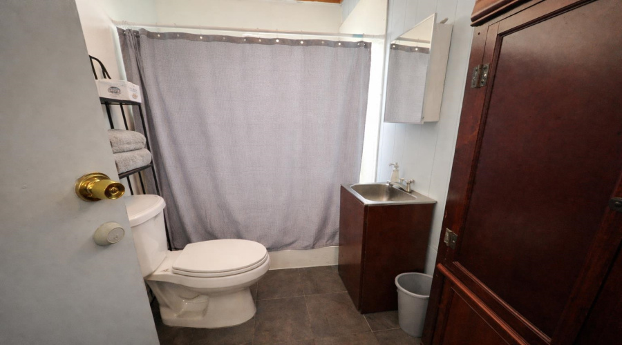 1702 Elm St, Zapata, Texas 78076, 6 Bedrooms Bedrooms, 10 Rooms Rooms,4 BathroomsBathrooms,Residential,For Sale,1702 Elm St,20260951