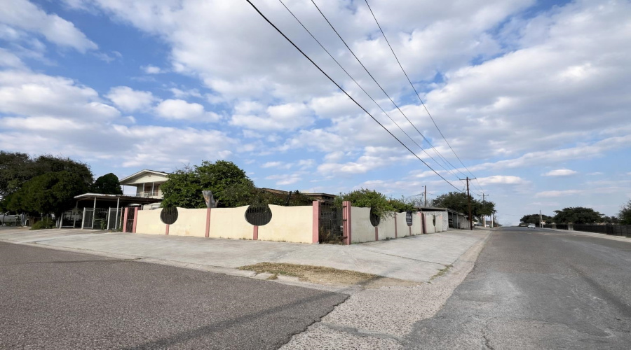 1702 Elm St, Zapata, Texas 78076, 6 Bedrooms Bedrooms, 10 Rooms Rooms,4 BathroomsBathrooms,Residential,For Sale,1702 Elm St,20260951