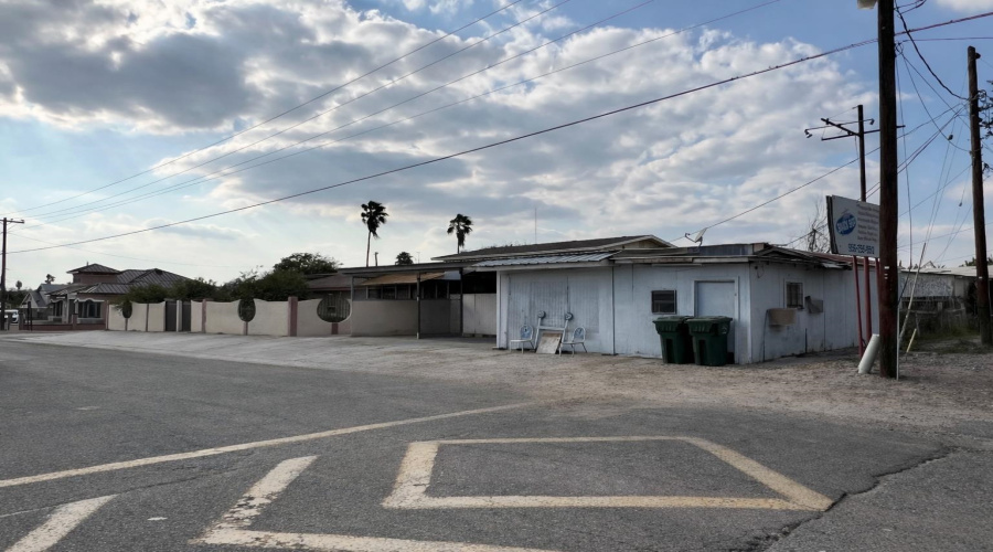 1702 Elm St, Zapata, Texas 78076, 6 Bedrooms Bedrooms, 10 Rooms Rooms,4 BathroomsBathrooms,Residential,For Sale,1702 Elm St,20260951