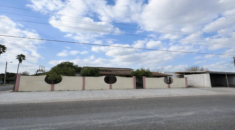 1702 Elm St, Zapata, Texas 78076, 6 Bedrooms Bedrooms, 10 Rooms Rooms,4 BathroomsBathrooms,Residential,For Sale,1702 Elm St,20260951