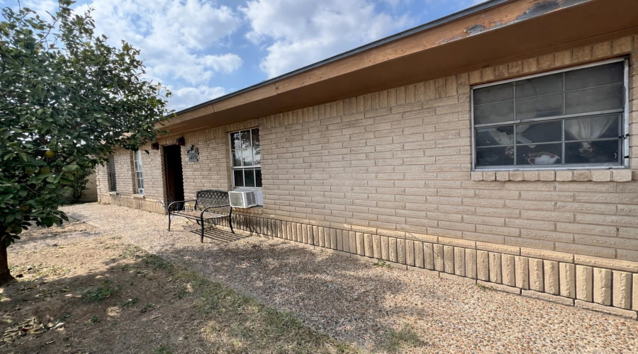 1702 Elm St, Zapata, Texas 78076, 6 Bedrooms Bedrooms, 10 Rooms Rooms,4 BathroomsBathrooms,Residential,For Sale,1702 Elm St,20260951