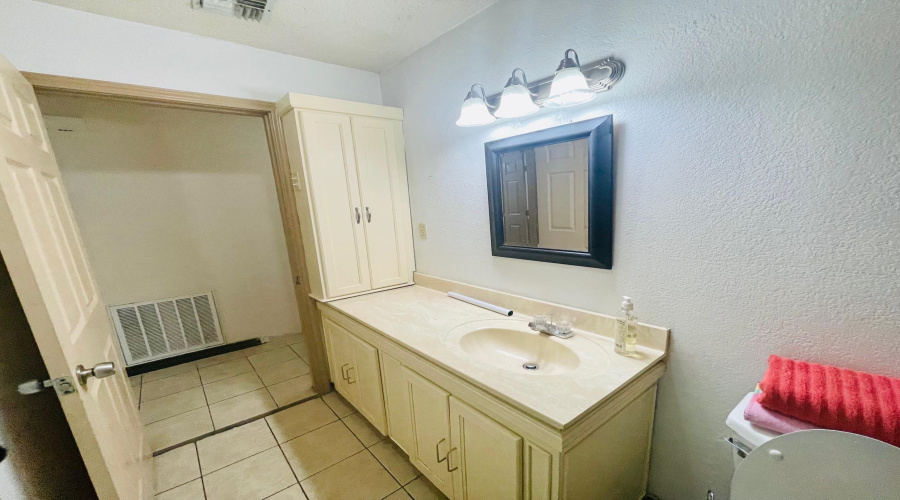 1503 Chicago St, Laredo, Texas 78041, 3 Bedrooms Bedrooms, 8 Rooms Rooms,3 BathroomsBathrooms,Residential,For Rent,1503 Chicago St,20263989