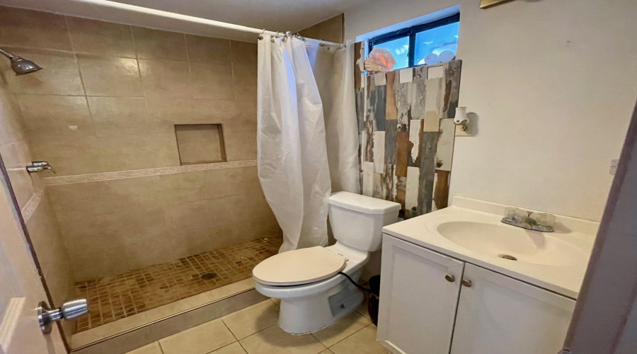 1503 Chicago St, Laredo, Texas 78041, 3 Bedrooms Bedrooms, 8 Rooms Rooms,3 BathroomsBathrooms,Residential,For Rent,1503 Chicago St,20263989