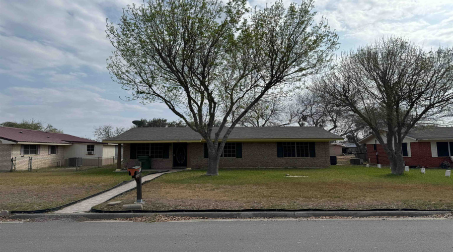 703 W Viggo St, Hebbronville, Texas 78361-4125, 4 Bedrooms Bedrooms, 9 Rooms Rooms,3 BathroomsBathrooms,Residential,For Sale,703 W Viggo St,20263994