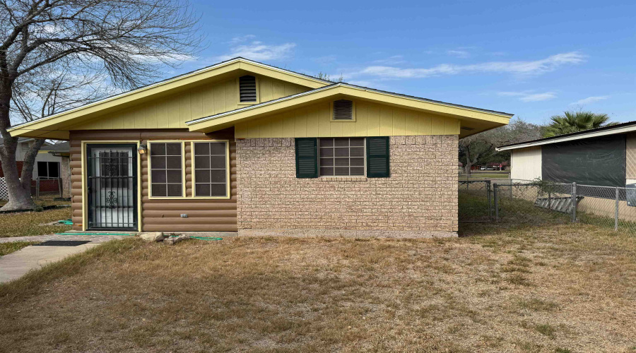703 W Viggo St, Hebbronville, Texas 78361-4125, 4 Bedrooms Bedrooms, 9 Rooms Rooms,3 BathroomsBathrooms,Residential,For Sale,703 W Viggo St,20263994