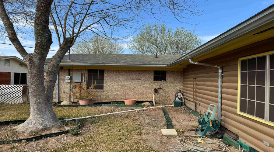 703 W Viggo St, Hebbronville, Texas 78361-4125, 4 Bedrooms Bedrooms, 9 Rooms Rooms,3 BathroomsBathrooms,Residential,For Sale,703 W Viggo St,20263994