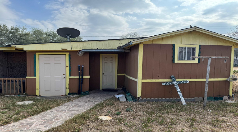 703 W Viggo St, Hebbronville, Texas 78361-4125, 4 Bedrooms Bedrooms, 9 Rooms Rooms,3 BathroomsBathrooms,Residential,For Sale,703 W Viggo St,20263994