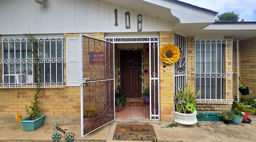108 California St, Laredo, Texas 78041, 3 Bedrooms Bedrooms, 7 Rooms Rooms,2 BathroomsBathrooms,Residential,For Sale,108 California St,20263998