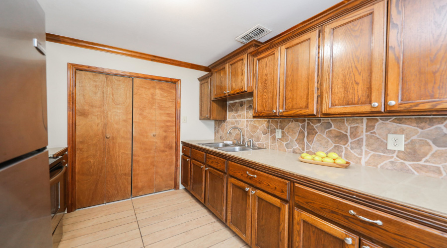 2704 San Agustin Ave, Laredo, Texas 78040, 2 Bedrooms Bedrooms, 4 Rooms Rooms,2 BathroomsBathrooms,Residential,For Rent,2704 San Agustin Ave,20264000