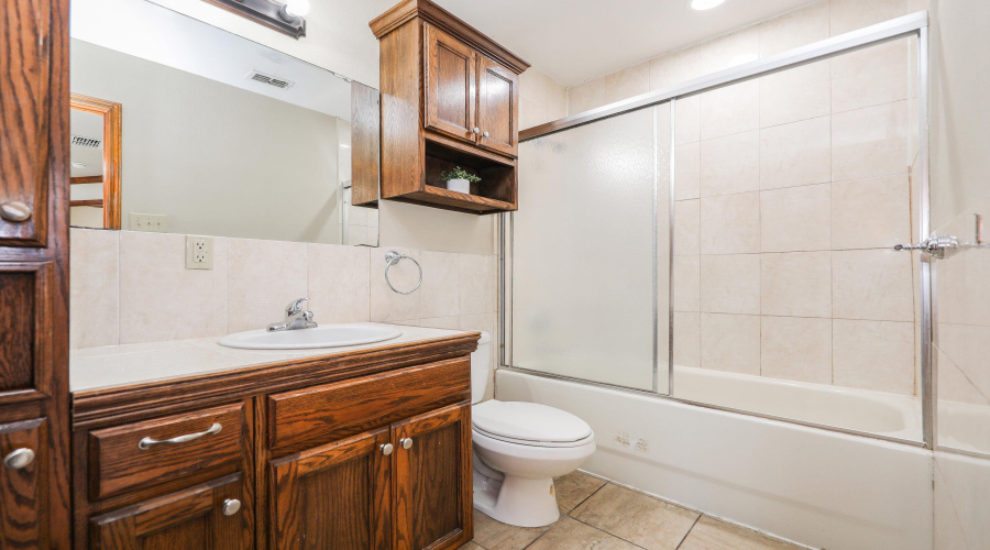 2704 San Agustin Ave, Laredo, Texas 78040, 2 Bedrooms Bedrooms, 4 Rooms Rooms,2 BathroomsBathrooms,Residential,For Rent,2704 San Agustin Ave,20264000