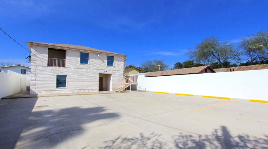 2704 San Agustin Ave, Laredo, Texas 78040, 2 Bedrooms Bedrooms, 4 Rooms Rooms,2 BathroomsBathrooms,Residential,For Rent,2704 San Agustin Ave,20264000