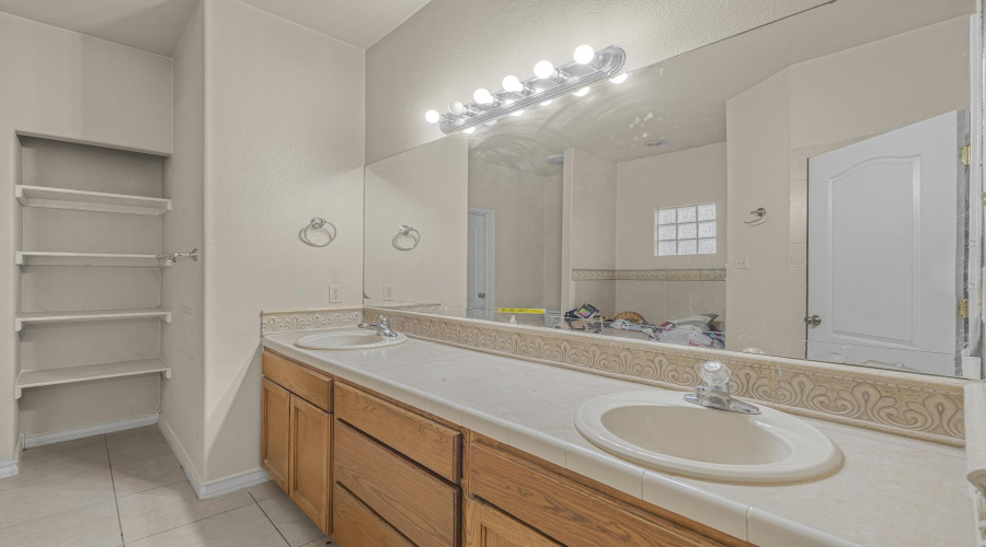 517 Puig Dr, Laredo, Texas 78045, 4 Bedrooms Bedrooms, 8 Rooms Rooms,4 BathroomsBathrooms,Residential,For Sale,517 Puig Dr,20264002