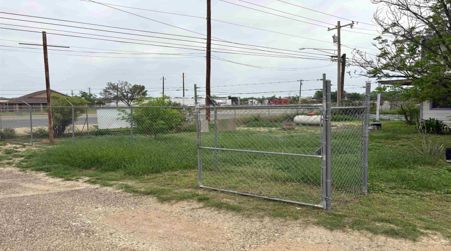 5507 Saunders St, LAREDO, Texas 78041-3576, 1 Bedroom Bedrooms, 21 Rooms Rooms,2 BathroomsBathrooms,Commercial/industrial,For Sale,5507 Saunders St,20261934