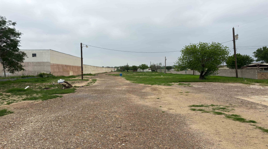 5507 Saunders St, LAREDO, Texas 78041-3576, 1 Bedroom Bedrooms, 21 Rooms Rooms,2 BathroomsBathrooms,Commercial/industrial,For Sale,5507 Saunders St,20261934