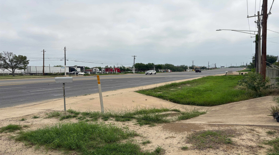 5507 Saunders St, LAREDO, Texas 78041-3576, 1 Bedroom Bedrooms, 21 Rooms Rooms,2 BathroomsBathrooms,Commercial/industrial,For Sale,5507 Saunders St,20261934