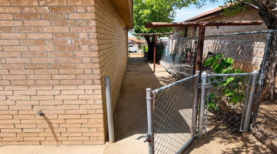 3803 S Lost Creek Lp, Laredo, Texas 78046, 3 Bedrooms Bedrooms, 5 Rooms Rooms,2 BathroomsBathrooms,Residential,For Sale,3803 S Lost Creek Lp,20264003
