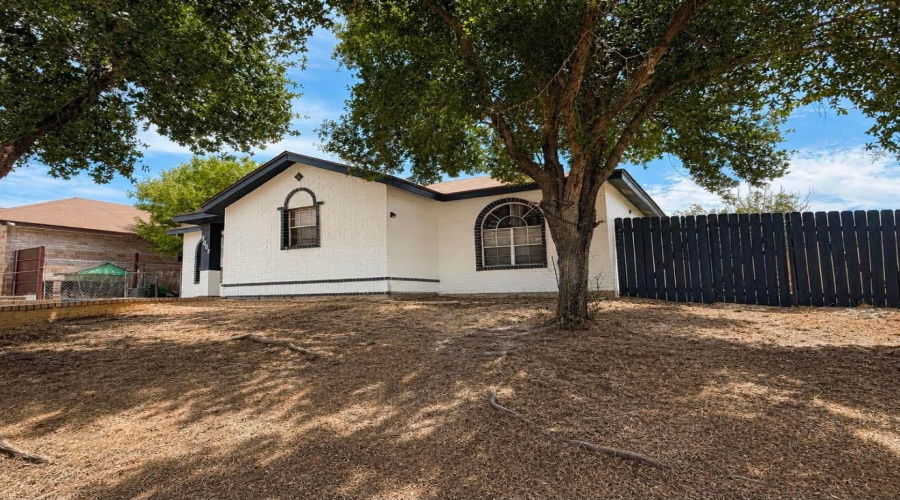 3803 S Lost Creek Lp, Laredo, Texas 78046, 3 Bedrooms Bedrooms, 5 Rooms Rooms,2 BathroomsBathrooms,Residential,For Sale,3803 S Lost Creek Lp,20264003