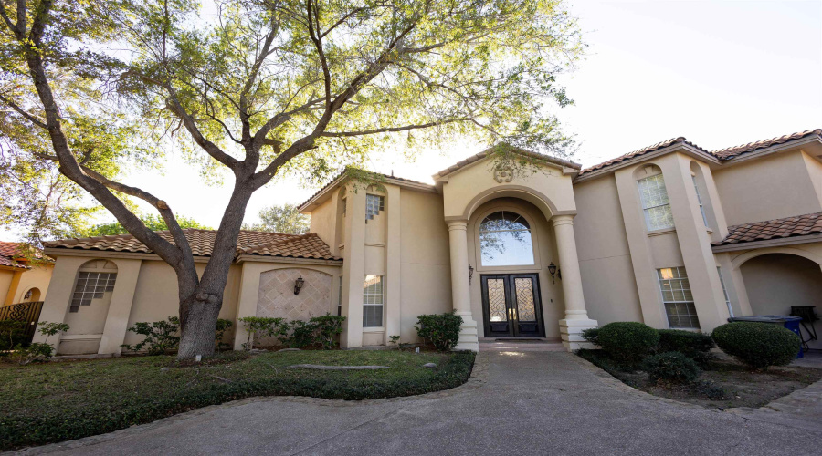 3001 Copperfield Cir, Laredo, Texas 78045, 5 Bedrooms Bedrooms, 15 Rooms Rooms,4 BathroomsBathrooms,Residential,For Sale,3001 Copperfield Cir,20264006