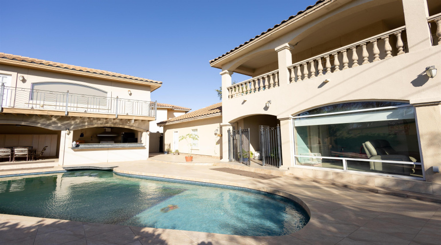 3001 Copperfield Cir, Laredo, Texas 78045, 5 Bedrooms Bedrooms, 15 Rooms Rooms,4 BathroomsBathrooms,Residential,For Sale,3001 Copperfield Cir,20264006