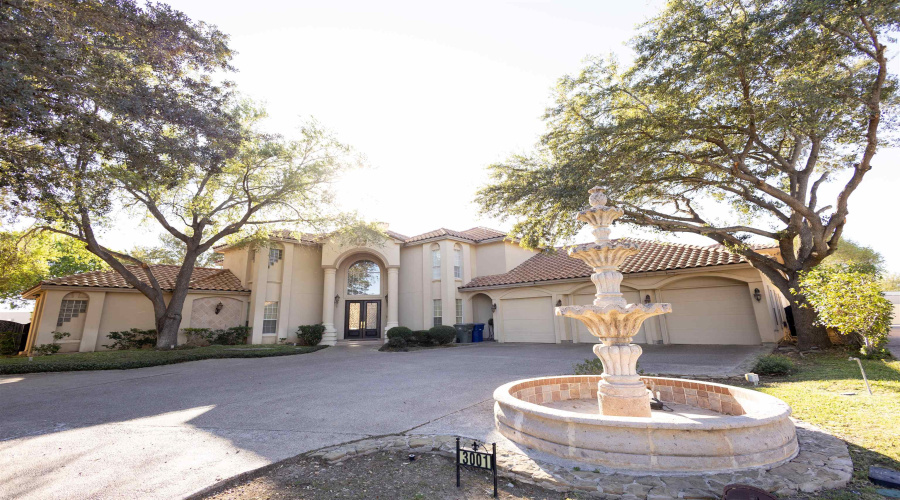 3001 Copperfield Cir, Laredo, Texas 78045, 5 Bedrooms Bedrooms, 15 Rooms Rooms,4 BathroomsBathrooms,Residential,For Sale,3001 Copperfield Cir,20264006