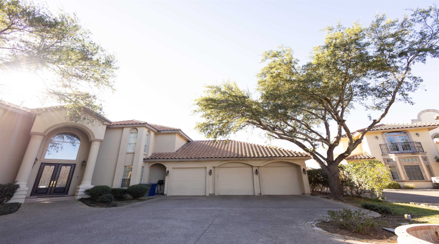 3001 Copperfield Cir, Laredo, Texas 78045, 5 Bedrooms Bedrooms, 15 Rooms Rooms,4 BathroomsBathrooms,Residential,For Sale,3001 Copperfield Cir,20264006