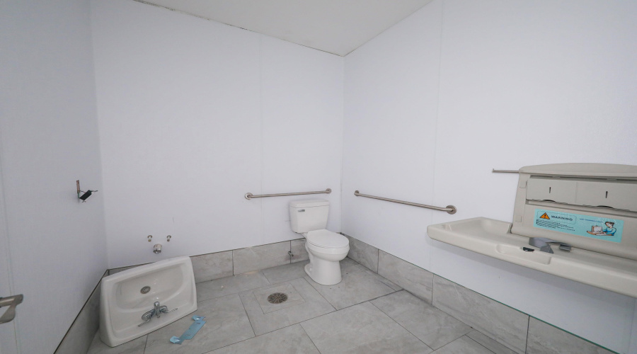 3515 Jaime Zapata Memorial Hwy, Laredo, Texas 78043, 6 Rooms Rooms,1 BathroomBathrooms,Commercial retail/office,For Rent,3515 Jaime Zapata Memorial Hwy,20264020